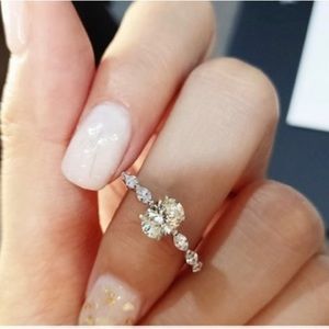 Size 8 ladies fashion ring silver with cubic zirconia